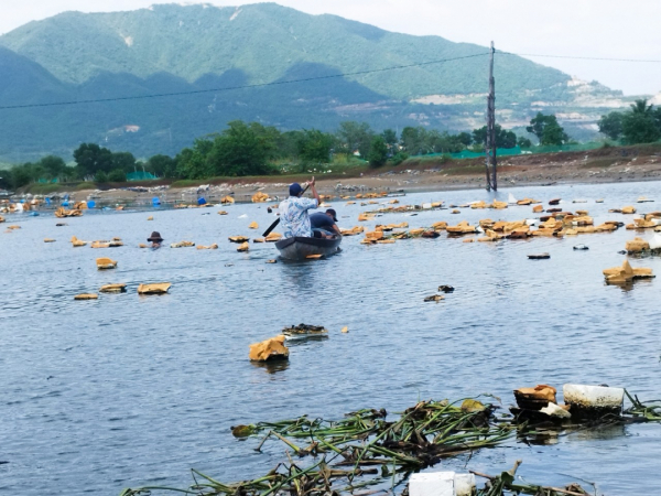 Xã Vĩnh Thái tiếp tục tháo dỡ phao, bè nổi nhử vẹm trên sông Quán Trường