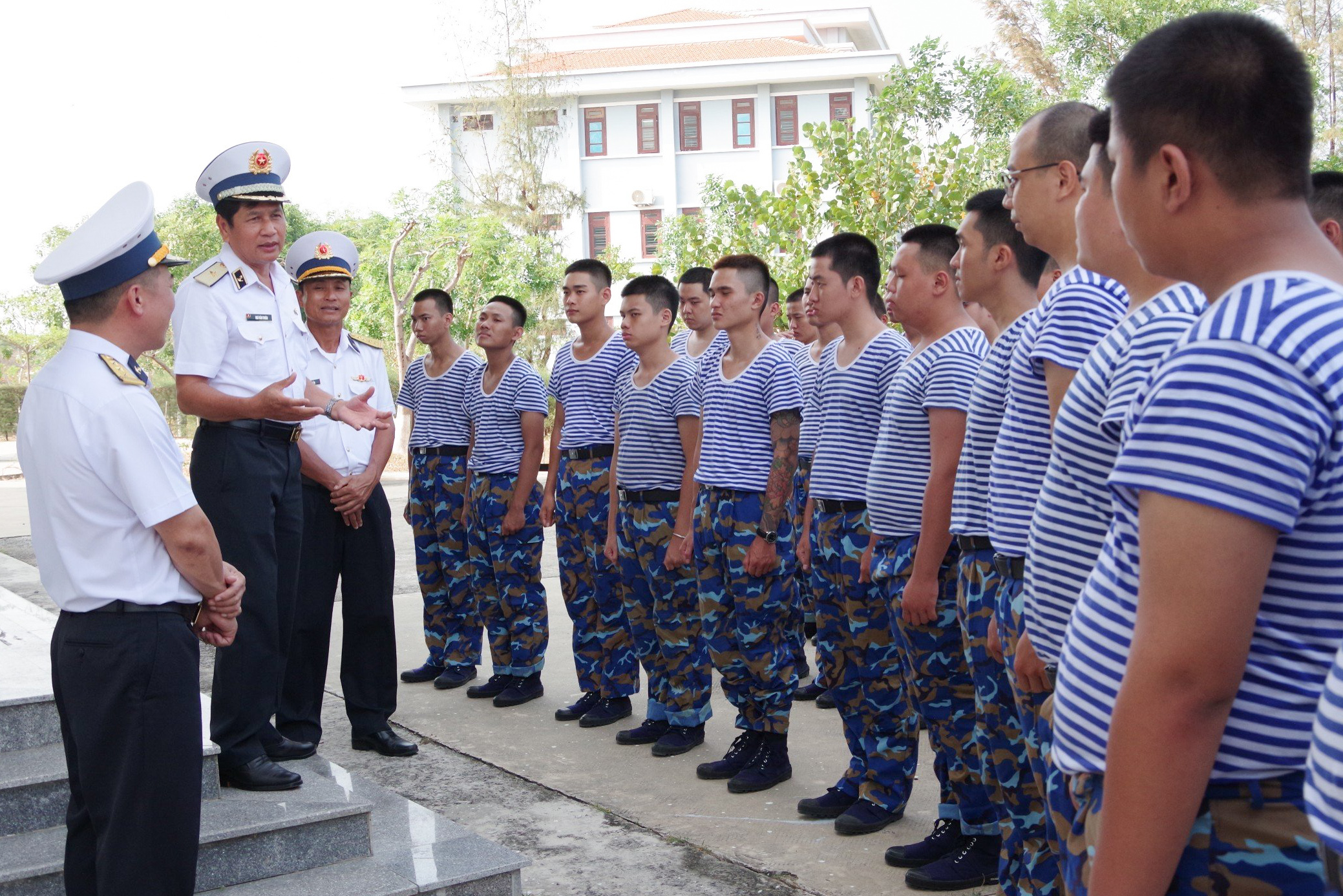 Chính ủy Vùng 4 Hải quân kiểm tra công tác huấn luyện chiến sĩ mới tại Trung tâm Huấn luyện