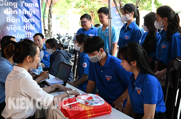 Hơn 500 đoàn viên, thanh niên tham gia ngày hội tư vấn hướng nghiệp, giới thiệu việc làm