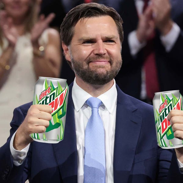 VP Nom kết nối Mtn Dew và Racism trước đám đông hỗn loạn