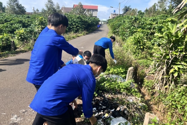 Bảo Lộc: Hàng trăm bạn trẻ ra quân Ngày cao điểm Chiến sĩ tình nguyện xây dựng đô thị văn minh