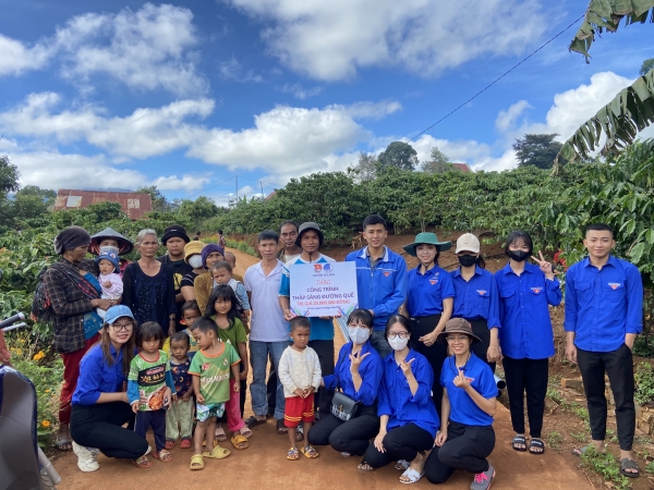 Thanh niên Di Linh ra quân Ngày Chủ nhật xanh