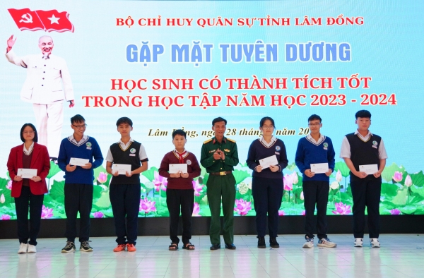 Bộ CHQS tỉnh khen thưởng học sinh thành tích học tập tốt