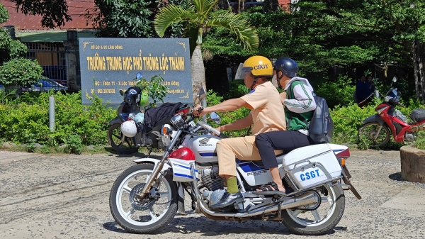 Bảo Lâm: Một thí sinh ngủ quên được CSGT đến tận nhà đón tới điểm thi