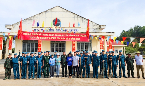 Trung đoàn Bộ binh 994 hành quân dã ngoại làm công tác dân vận