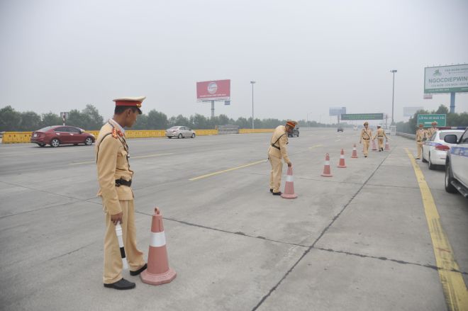 Cảnh sát giao thông được dừng phương tiện giao thông để kiểm soát trong trường hợp nào?