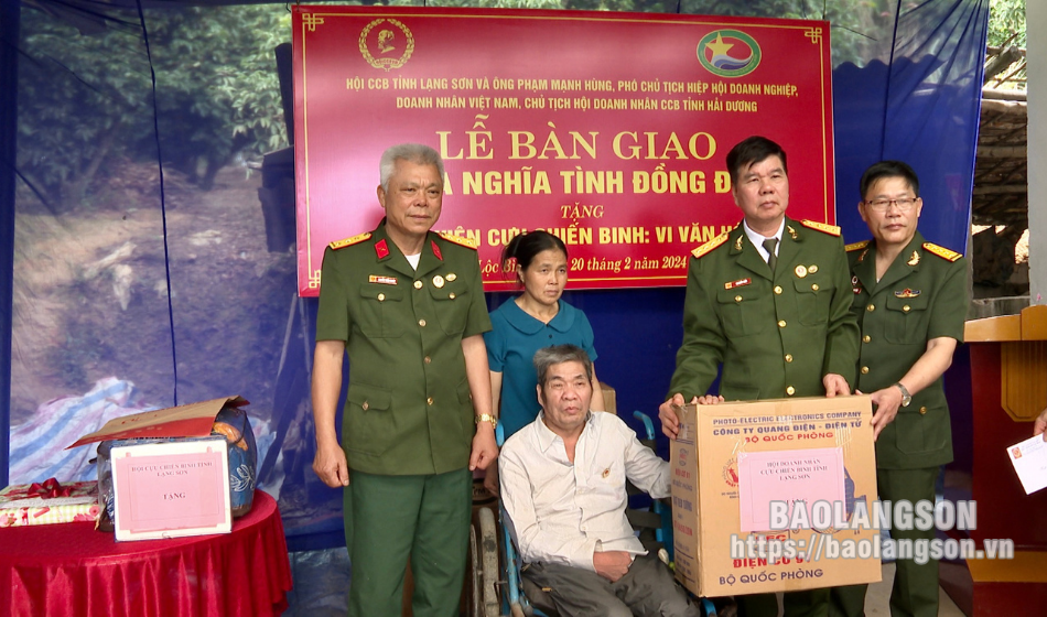 Bàn giao nhà tình nghĩa cho cựu chiến binh có hoàn cảnh khó khăn tại huyện Lộc Bình