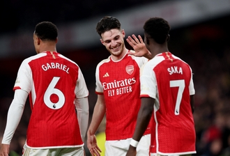 Arsenal thắng đậm Newcastle, Man City vất vả có 3 điểm