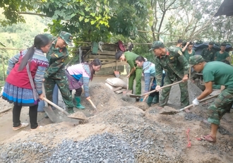 Bộ đội hành quân dã ngoại làm công tác dân vận tại huyện Bát Xát và Bắc Hà