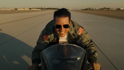 Tom Cruise trong Top Gun năm 1986 bao nhiêu tuổi so với Maverick phần tiếp theo của nó?