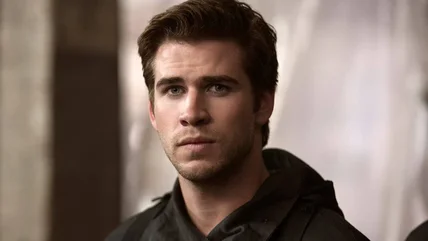 Những suy nghĩ chân thật của Liam Hemsworth về hôn Jennifer Lawrence trong trò chơi sinh tử