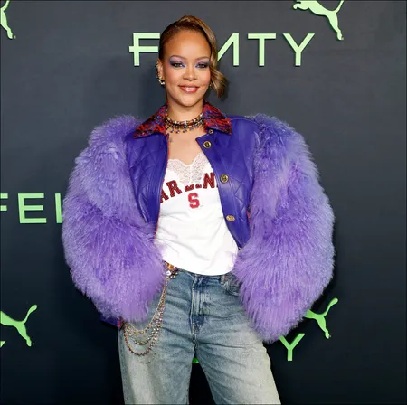 Dây chuyền Jean Blinged-Out của Rihanna là một sự trở lại hoàn hảo của thập niên 90