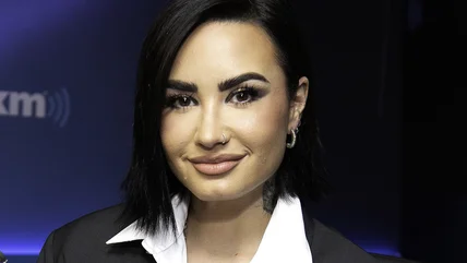 Làm thế nào mà Demi Lovato làm theo chỉ dẫn của Selena Gomez với một chương trình nấu ăn trên Facebook