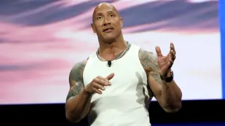 Báo cáo mới thắc mắc công việc của Dwayne Johnson, Ngân hàng bay