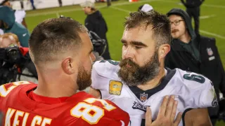 Jason Kelce tiết lộ hắn đấm Travis Kelce vào mặt