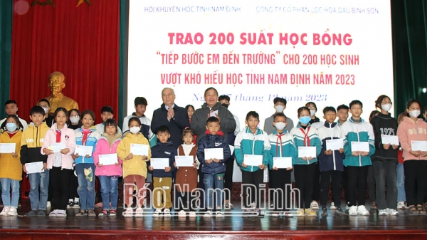 Trao 200 suất học bổng “Chắp cánh ước mơ” cho học sinh vượt khó học giỏi