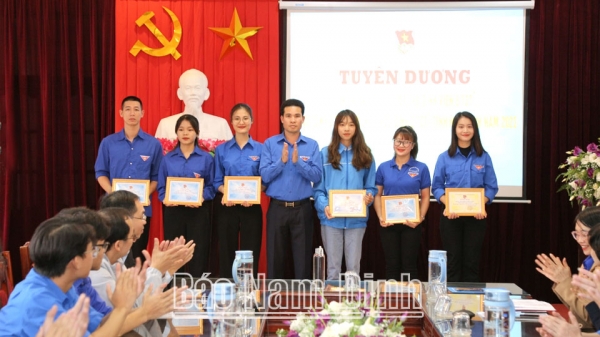 Tuyên dương học sinh, sinh viên tiêu biểu trong học tập, rèn luyện