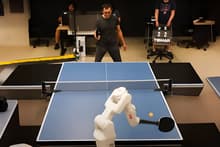 Video: Google robot chèo thuyền cho đối thủ tennis trên bàn con người