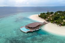 Nhà hàng tre phức tạp tạo thành sinh vật biển trên bãi biển Maldives