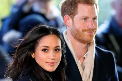 Meghan Markle hỏi Hoàng tử Harry về người phụ nữ hoàn hảo bị camera bắt gặp