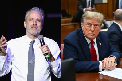 Jon Stewart chế nhạo giấc ngủ của Donald Thump