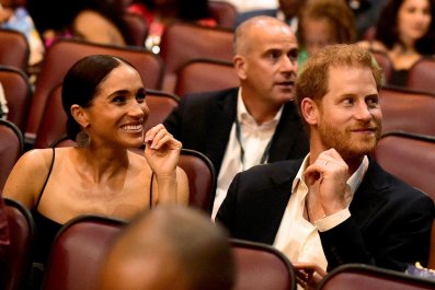 Phản ứng của Hoàng tử Harry trước lời thì thầm của Meghan Markle lan truyền mạnh mẽ