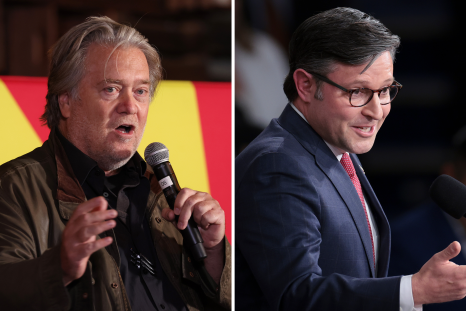 Steve Bannon xé toạc quan điểm tôn giáo của Mike Johnson: 'Tất cả chỉ là nói chuyện'