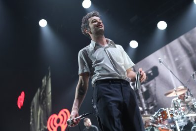 Vụ kiện năm 1975 sau khi Matty Healy hôn