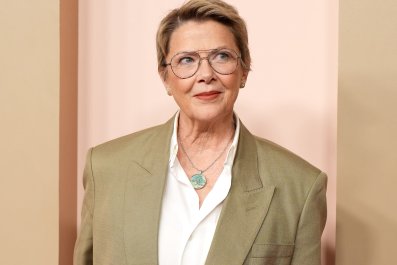 Annette Bening exudes dark comedy excellence in 'Apples Never Fall'