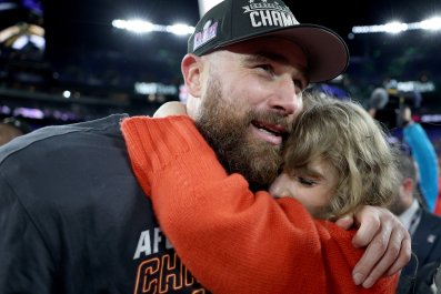 Ngay cả Travis Kelce cũng không hề biết làm thế nào anh ta có thể ghi điểm Taylor