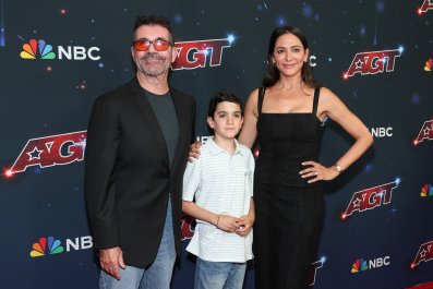 Simon Cowell đang đùa với người con trai giống như ông là Eric