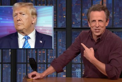 Seth Meyers xé nát Donald Trump trong cuộc triệt phá gay gắt