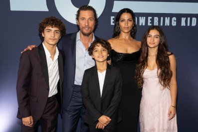 Matthew McConaughey và Camila Alves xuất hiện hiếm với 3 đứa trẻ