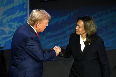 Kamala Harris uống sâm-banh sau vụ Thump Debate: TV quốc gia Nga