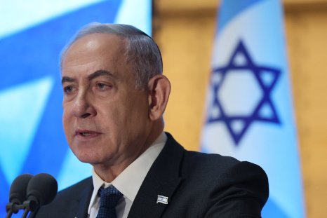 Netanyahu xem sách khiêu dâm sau cuộc tấn công trang web của Hzbollah và Lebanon