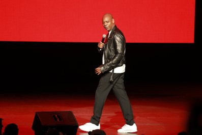 Chương trình đặc biệt mới trên Netflix của Dave Chappelle gây ra phản ứng dữ dội đối với những trò đùa chuyển giới