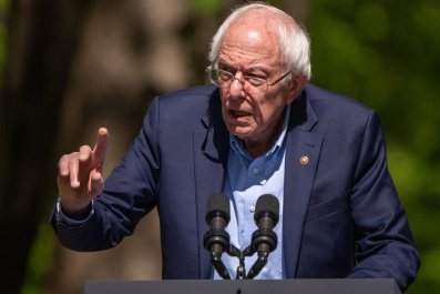 Bernie Sanders nói tỷ phú đang cố gắng để "Dismantle" trường công