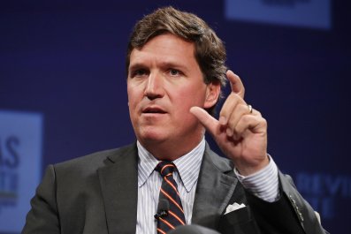 Tucker Carlson xuất hiện để cười như một nghị sĩ đối chất với anh ta ở Ukraine