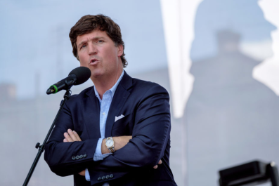 Tucker Carlson đối mặt với ba thách thức mới