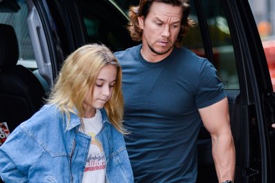 Con gái của Mark Wahlberg Ella trông giống hệt anh ta trong một bức ảnh hiếm