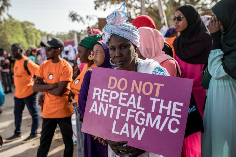 Gambia phải nâng đỡ nó chống-FGM Luật