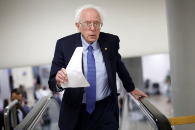 Bernie Sanders cho quyết định tái tranh cử 'thật lố bịch'