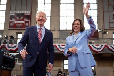 Joe Biden, Kamala Harris 'SNL'skit trở thành virus '