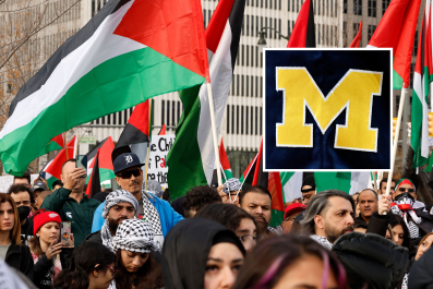 Video cho thấy những người biểu tình ủng hộ Palestine xông vào Tòa nhà Đại học Michigan