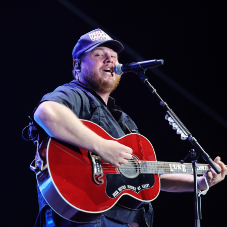 Luke Combs tặng tiền cho người hâm mộ sau khi kiện cô ấy