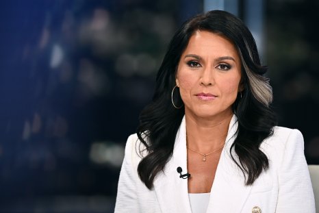 Bill Maher Confronts Tulsi Gabbard vì sự ủng hộ của cô ấy cho Donald Thump