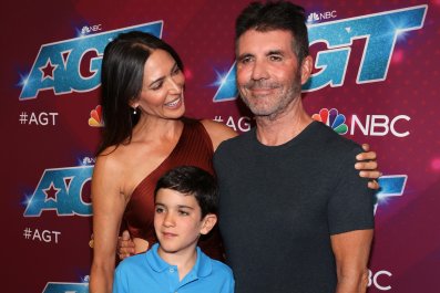 Con trai của Simon Cowell, 10 tuổi, trông giống y trong ảnh gia đình mới