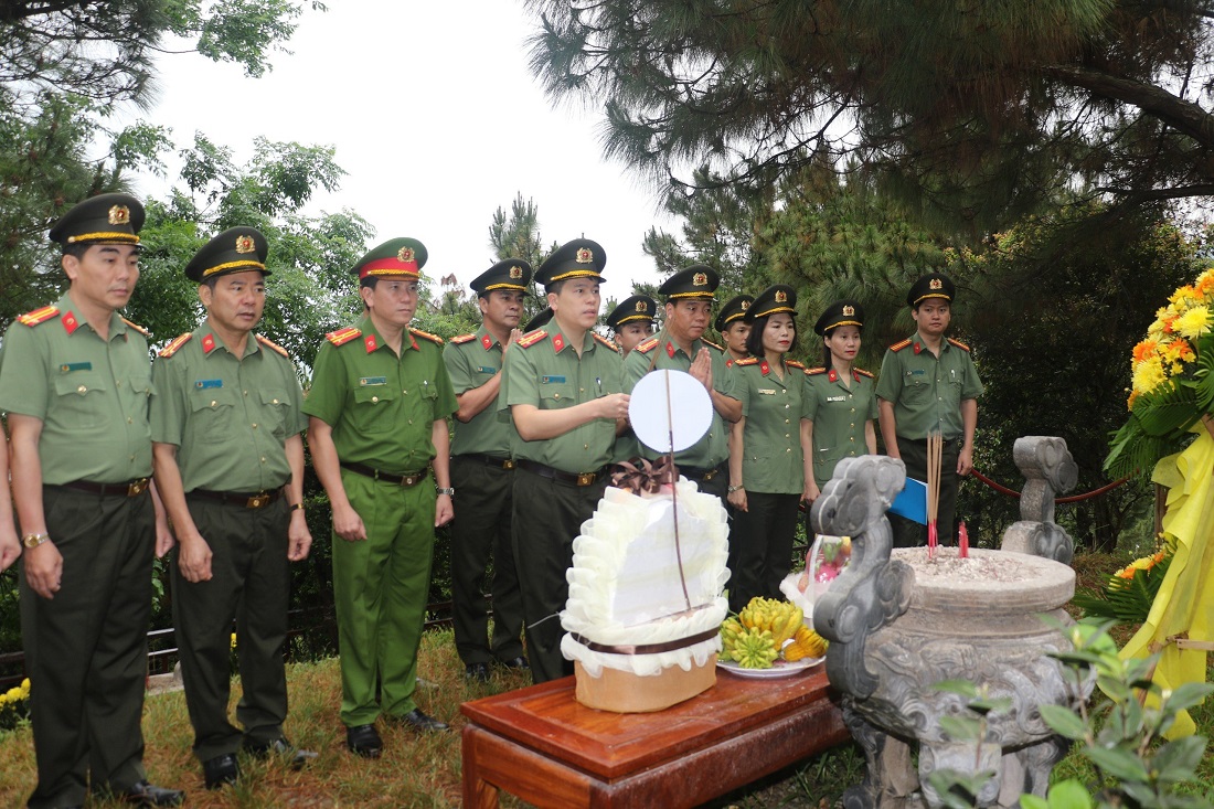 Những hành trình nặng nghĩa tri ân