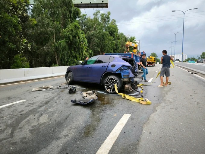 “Siêu xe” tông hộ lan đường, bánh xe văng hàng chục mét