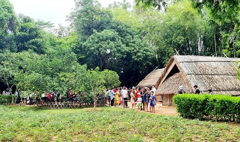 Hàng nghìn du khách về thăm quê Bác trong dịp Lễ Quốc khánh